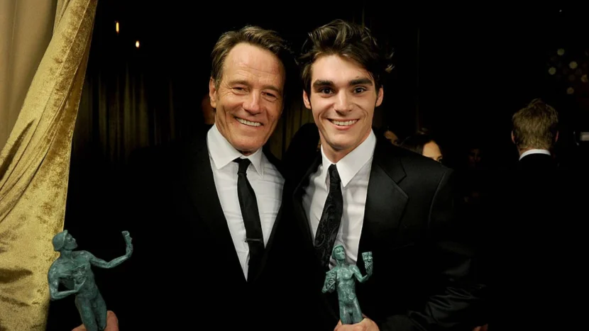 Умер RJ Mitte, Брайан Крэнстон и Аарон Пол скорбят: «Я в глубоком отчаянии»